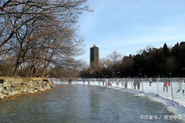 北京大学未名湖结冰后被改造成滑冰场 学生冰上放飞自我